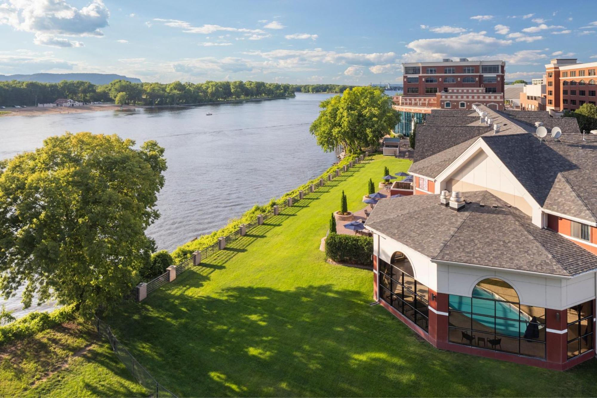 Готель Courtyard La Crosse Downtown/Mississippi Riverfront Екстер'єр фото